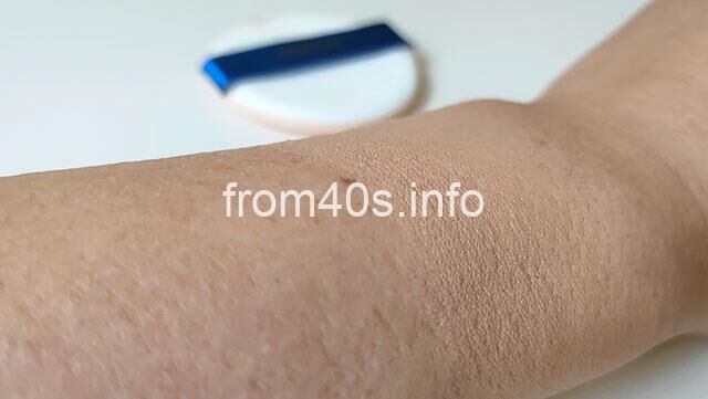 腕にクッションファンデを塗って、テクスチャを間近で見てみた